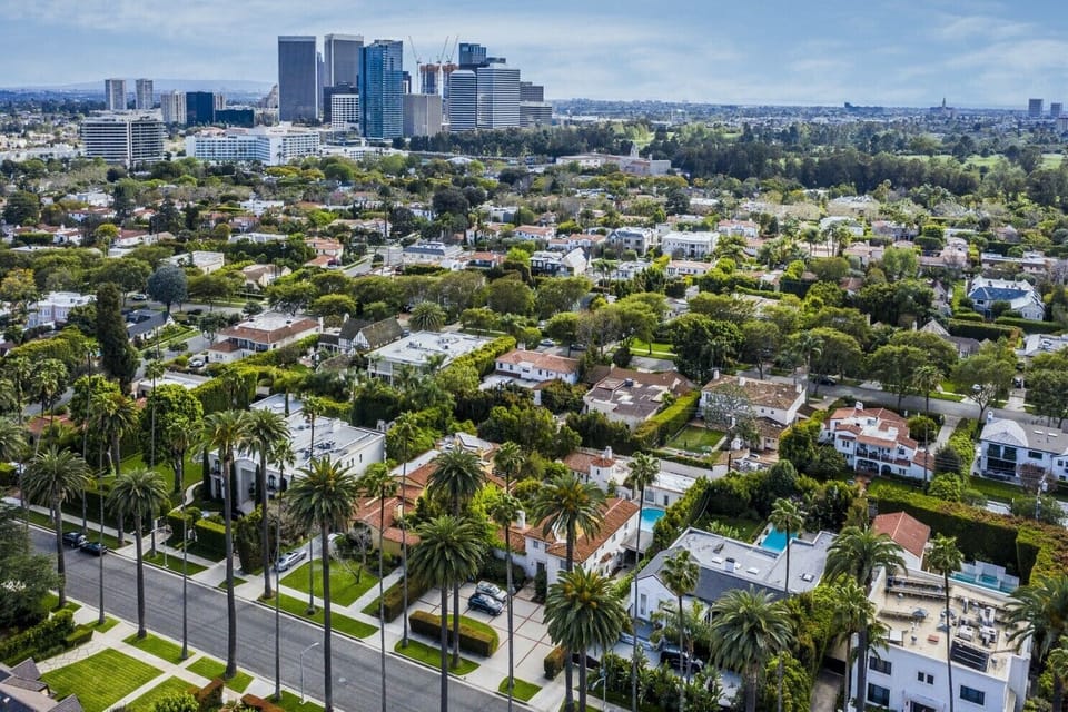 Parks & playgrounds nearby. Steps away from world famous cafe & restaurants
