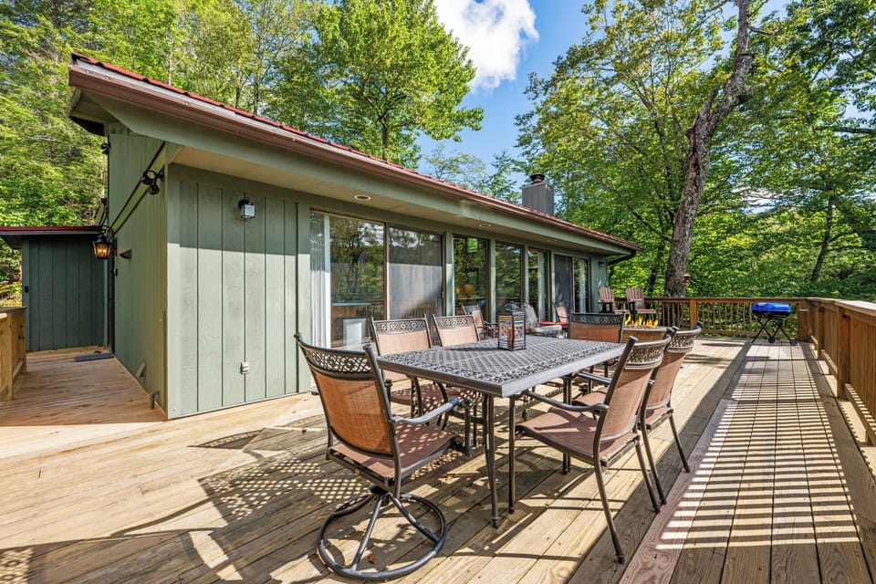 Plenty of space for everyone to relax outside and look out over Sugar Mountain!