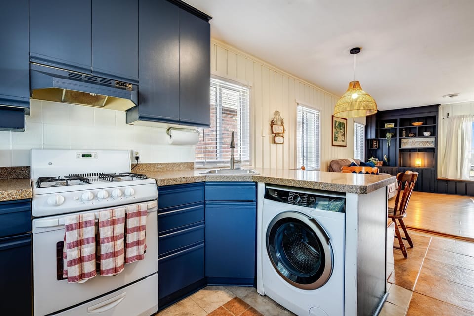 Sunlit meals framed by timeless design.