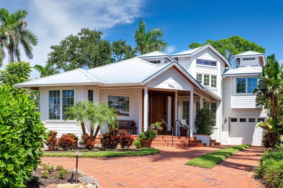 Front Entrance:  'U' shaped driveway for easy in/out parking