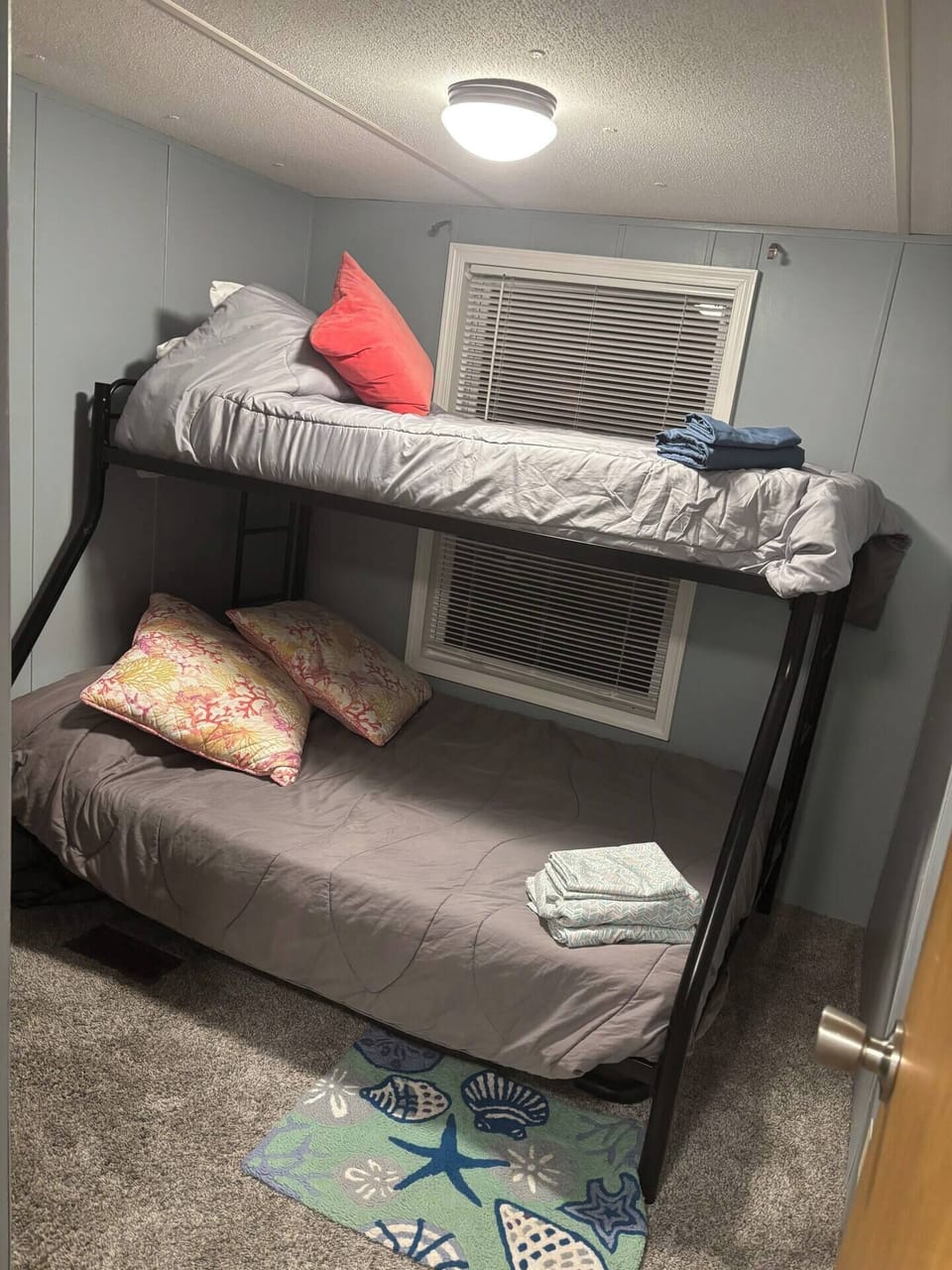 Full and single bed with closet