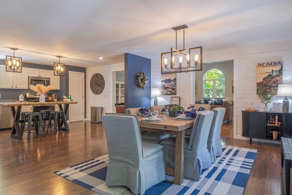 Dining Room, with expanding table that can seat 10 comfortably