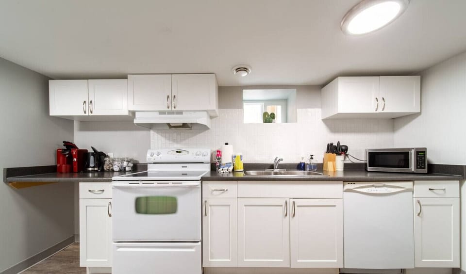 This kitchen is equipped for every kind of stay with oven, utensils, and essentials. A coffee machine and kettle add the perfect finishing touch.