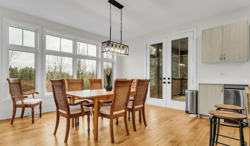 Full dining table, 8 chairs