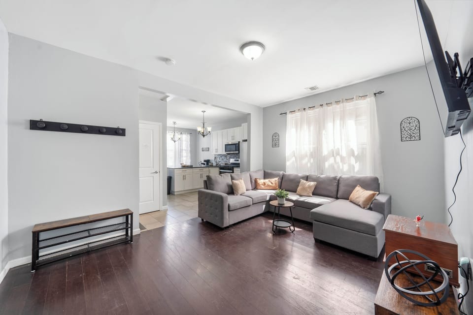 Spacious living room| Smart TV| Record Player
