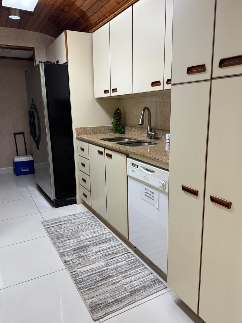 Fully equipped kitchen.