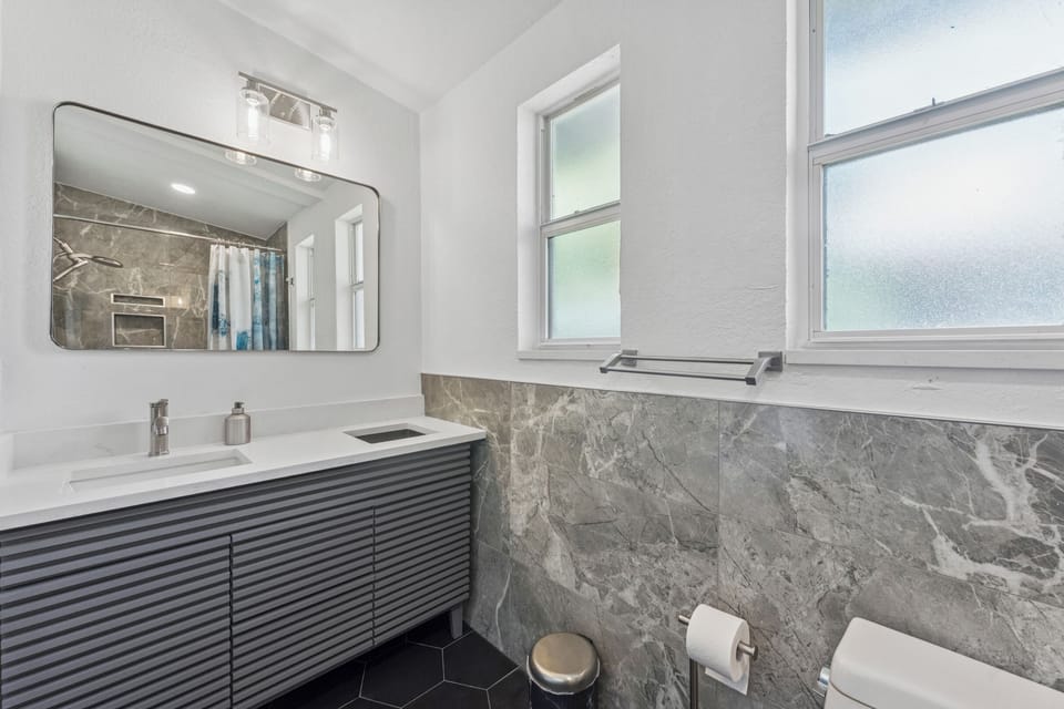 Modern Full Bathroom