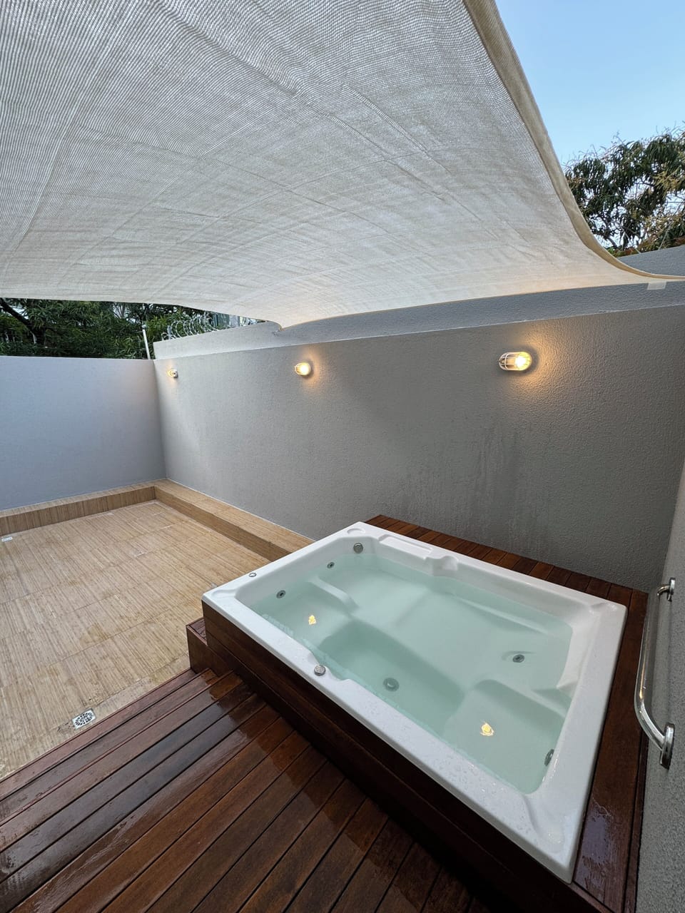 Outdoor spa tub
