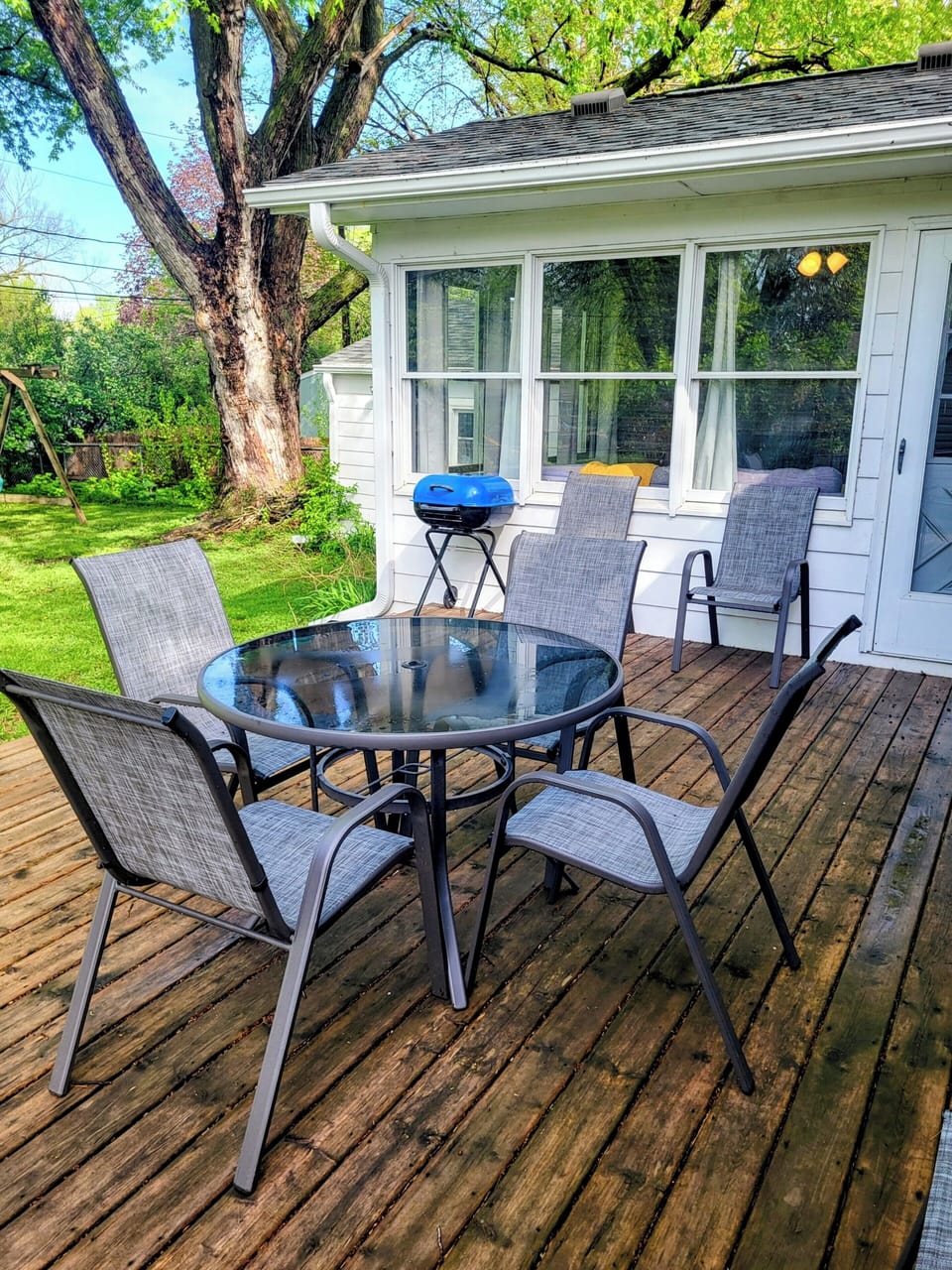 Relax on the deck! Seating for 8. 