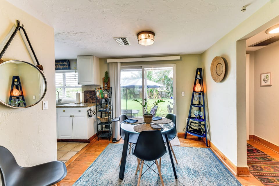 Dining Area | Dishware/Flatware Provided
