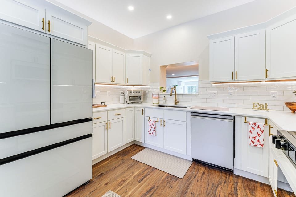 Kitchen | Samsung Bespoke Refrigerator | Under-Cabinet Lighting | Dishwasher