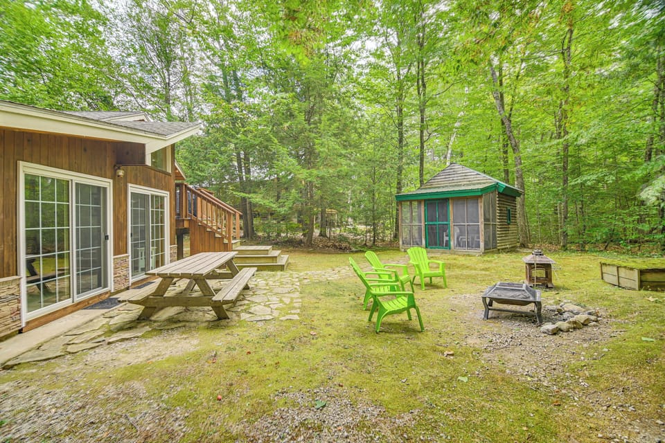 Private Backyard Area | Fire Pit | Gas Grill