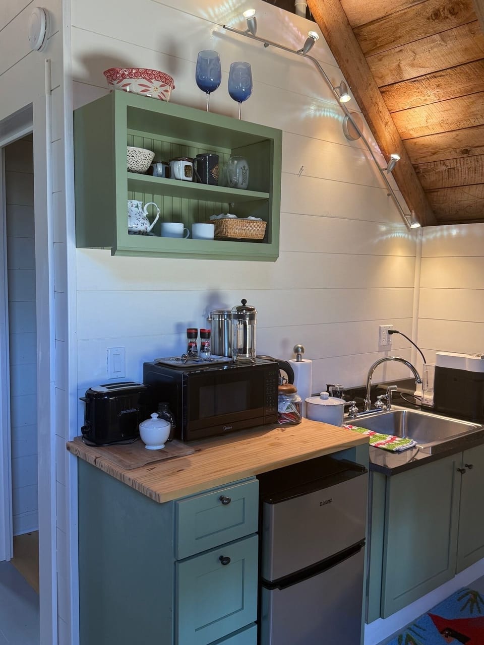 Apartment Kitchenette- avail. May-Oct
