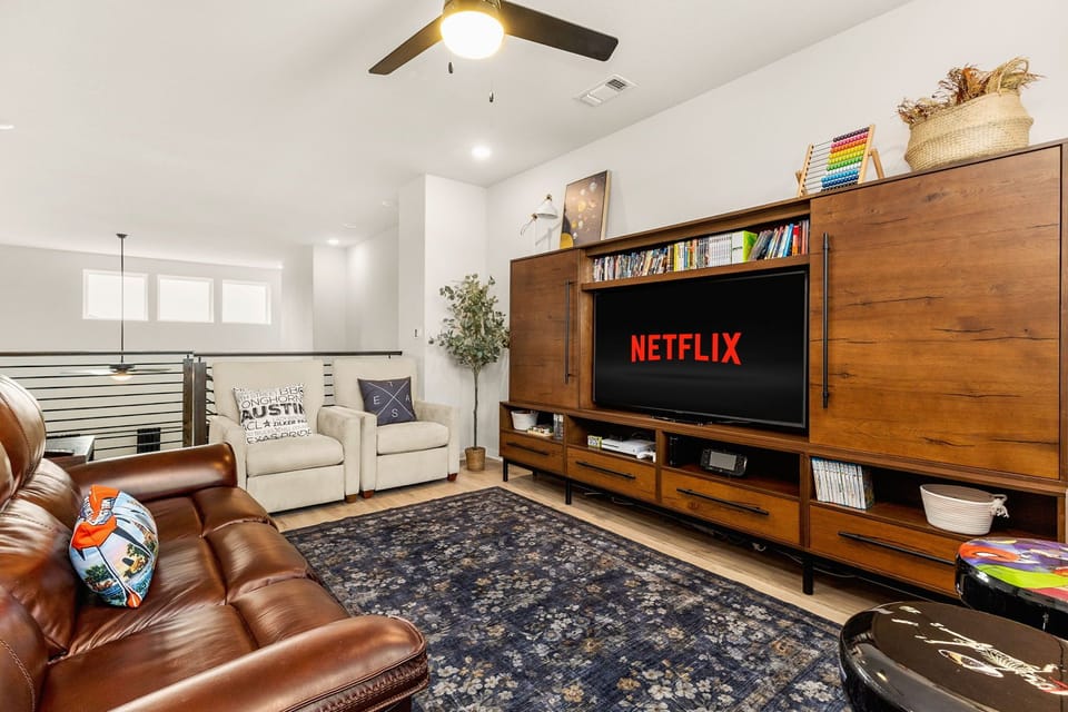 Cozy media loft with Netflix & plenty of space to relax after a day in Austin.