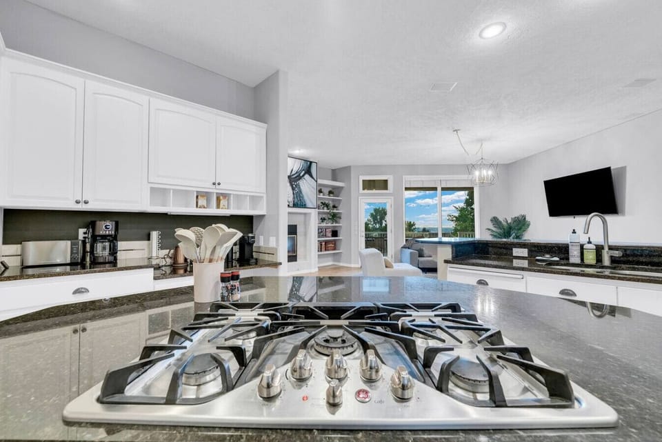 Let your inner chef come to light in this chef`s kitchen with everything you need to make delicious meals