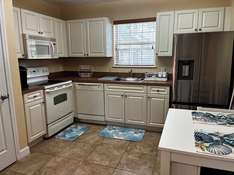 Full Kitchen for you to use
