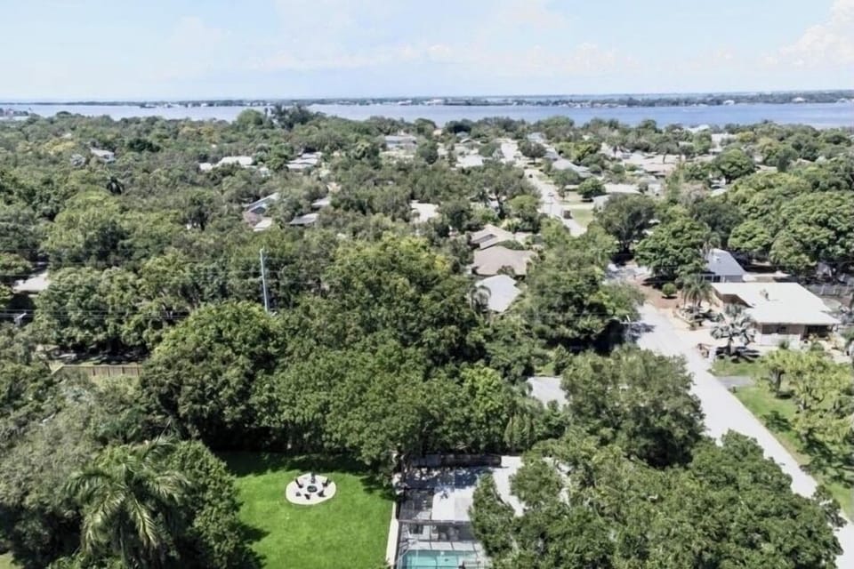 Just 3 blocks to Manatee River & 6 miles to Holmes Beach.