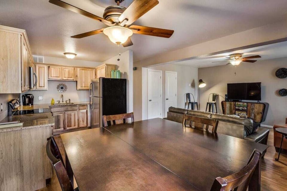 Rise-N-Shine-Rentals-Vacation-Rentals-Fort-Collins-CO-Airbnb-VRBO-Dining-Room-Kitchen
