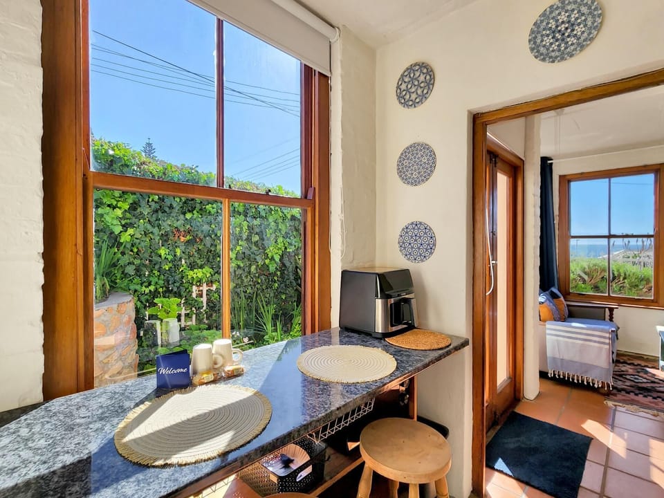 Sunny Kalk Bay Garden Cottage, Walk to Harbour (30047)