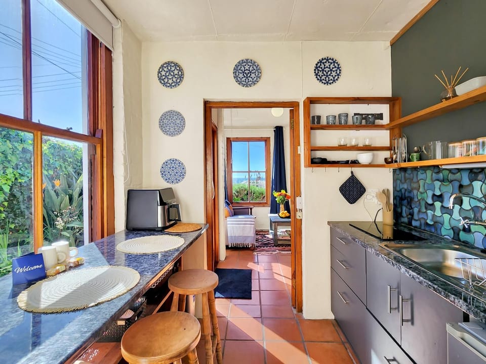 Sunny Kalk Bay Garden Cottage, Walk to Harbour (30046)