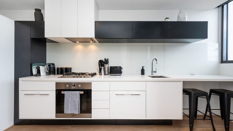 Fully equipped kitchen with breakfast bas seating for 2