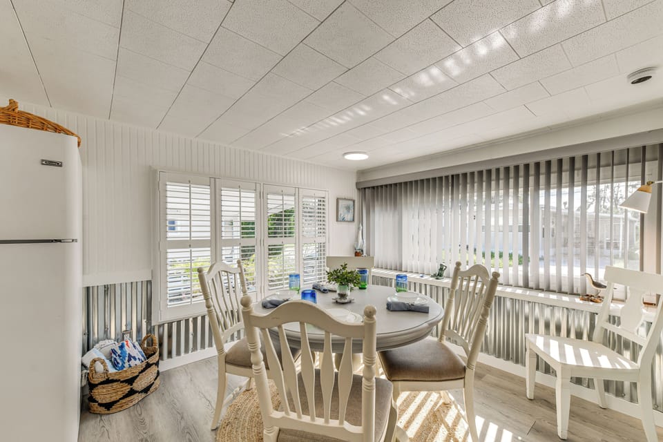 Dining Area | Dishware & Flatware Provided