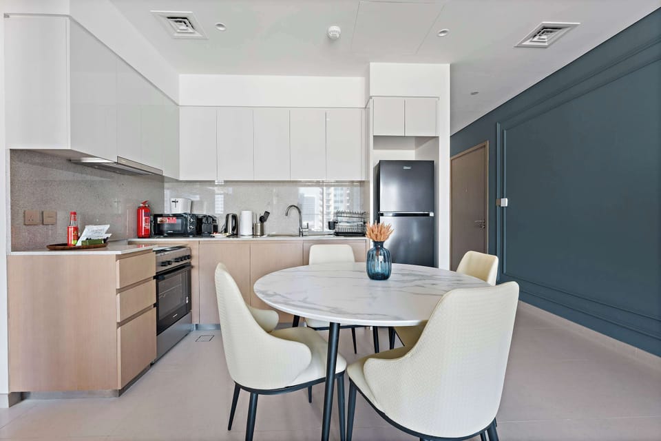 Kitchen & Dining Area