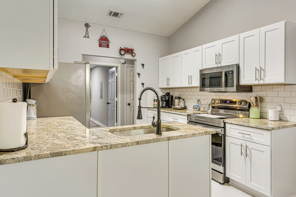 Kitchen | Dual Keurig/Drip Coffee Maker | Dishwasher | Cooking Basics