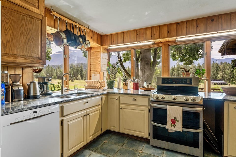 kitchen (south facing)