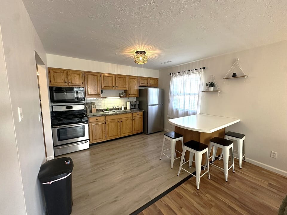 Fully stocked kitchen with K-cup and regular coffee machine