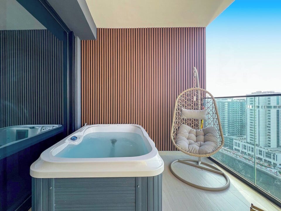 Relax on your private balcony with a jacuzzi, plush seating, and skyline + canal views. Whether it’s sunrise coffee or sunset soaks, this outdoor space offers a serene escape above the city—ideal for couples, solo travellers, or a quiet reset.