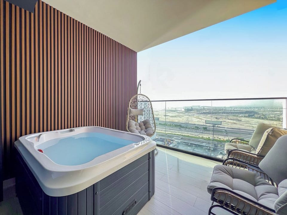 Relax on your private balcony with a jacuzzi, plush seating, and skyline + canal views. Whether it’s sunrise coffee or sunset soaks, this outdoor space offers a serene escape above the city—ideal for couples, solo travellers, or a quiet reset.