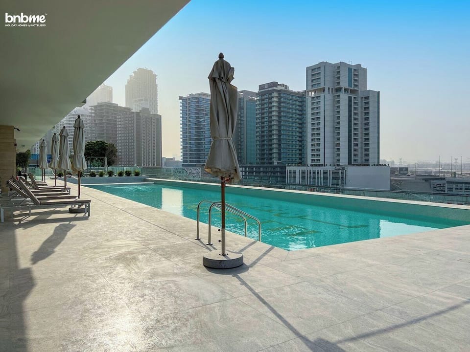 Take a refreshing dip in the sleek outdoor pool, surrounded by city views and sun loungers—perfect for relaxing, soaking up the sun, or enjoying a peaceful swim during your Business Bay stay. Open daily from 7:00 AM to 10:00 PM.