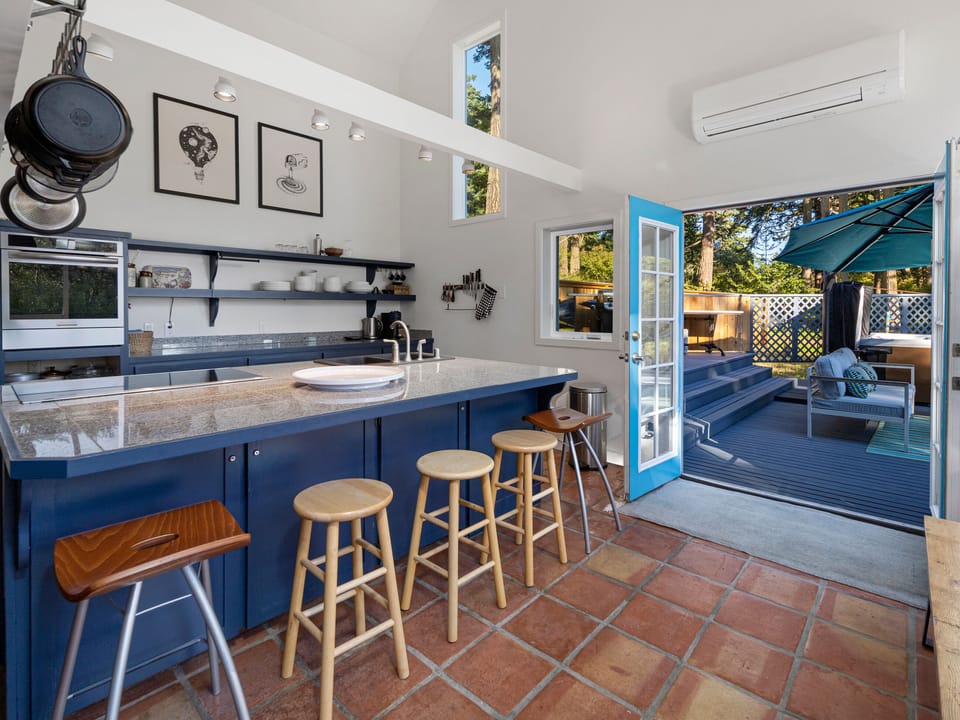 Kitchen island with direct access to spacious deck