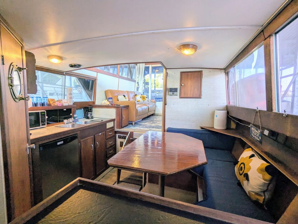 Dinette & Kitchen