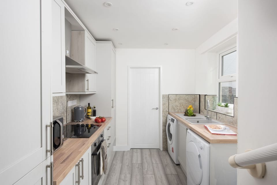 Cooker and hob, microwave, fridge/freezer, kettle, toaster and a range of pans and utensils, washing machine and tumble dryer - Bryher Cottage, Stay Ca Holidays