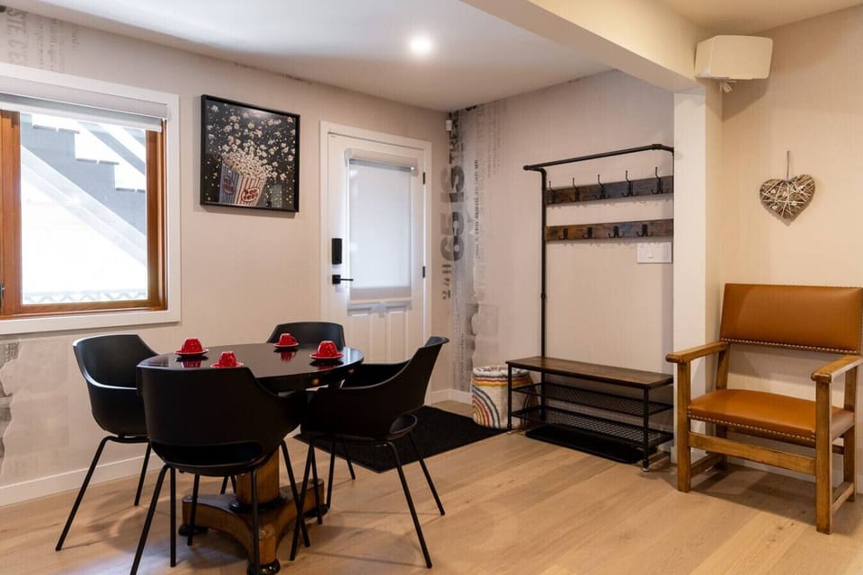 As you walk in the unit, you have the entry way as well as a cute coffee nook (with a kitchenette) for your morning cup of tea/cofee and relaxation!
