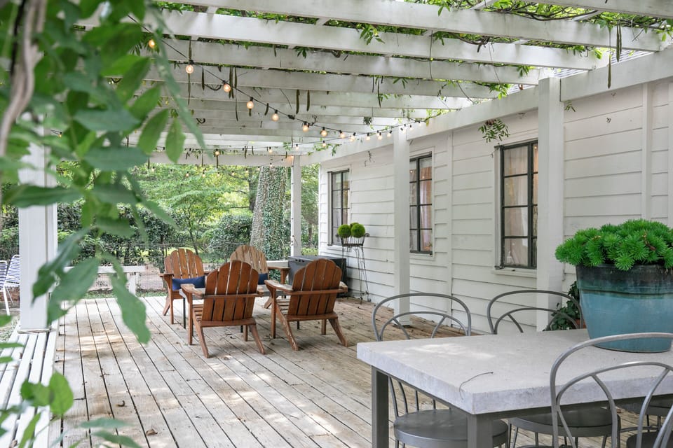 Pergola with outside dining table for 6 and seating area