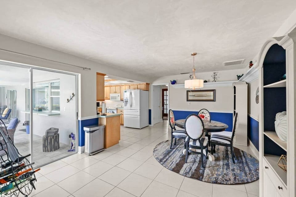 Kitchen dining area