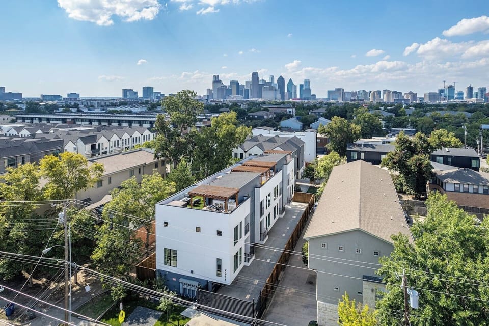 Imagine staying in this chic neighborhood. 