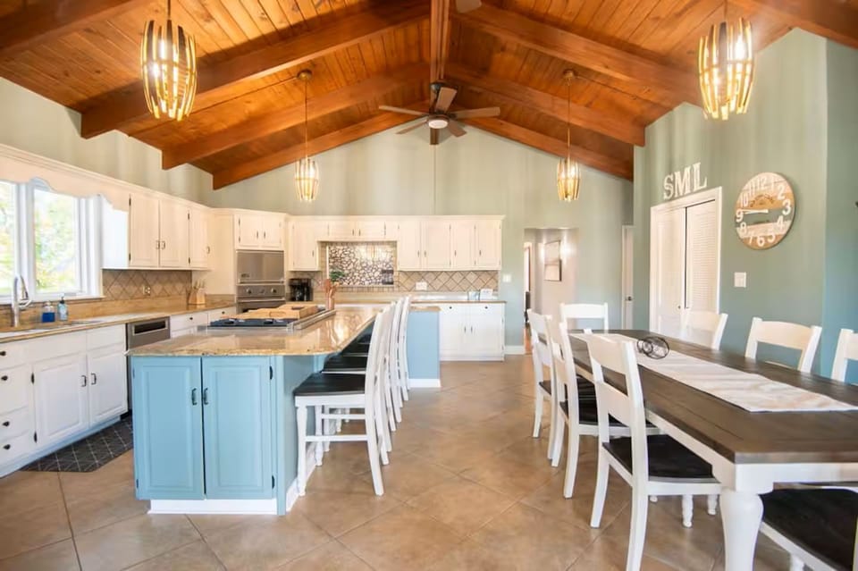 Fully stocked eat-in kitchen.