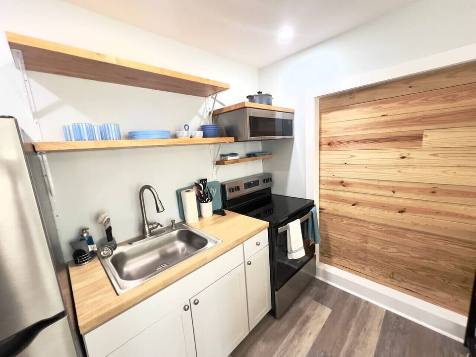 Sink, stove, and microwave for those evenings in.