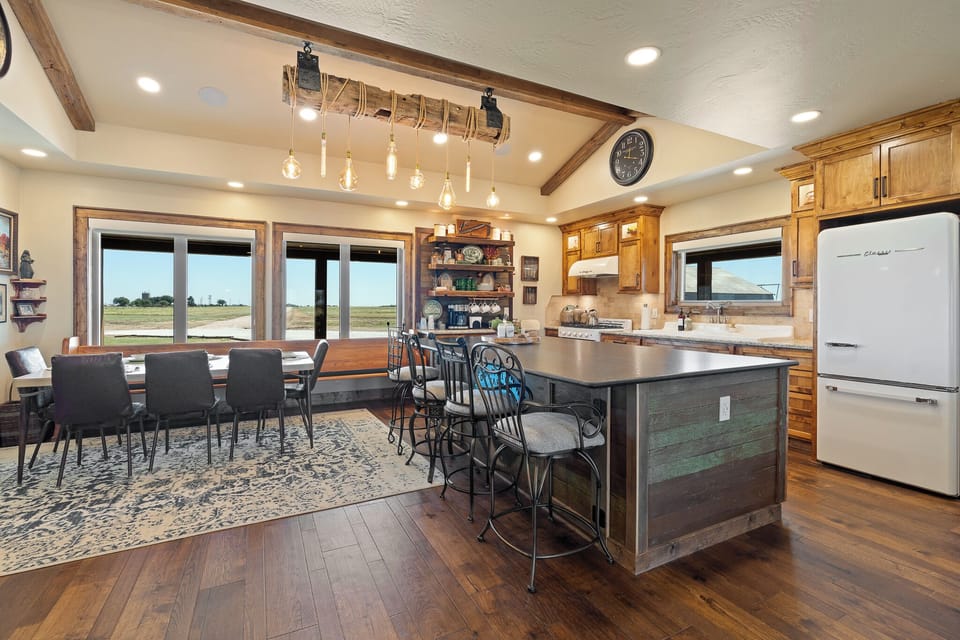 Kitchen & Dining