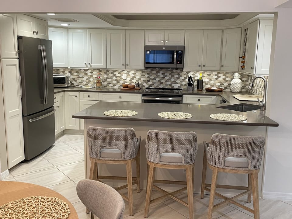 Gourmet Kitchen w/ seating