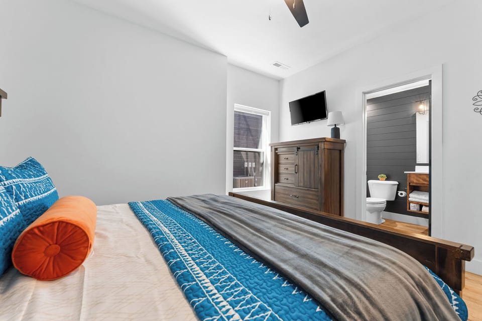 Lower level king bed with ensuite bathroom