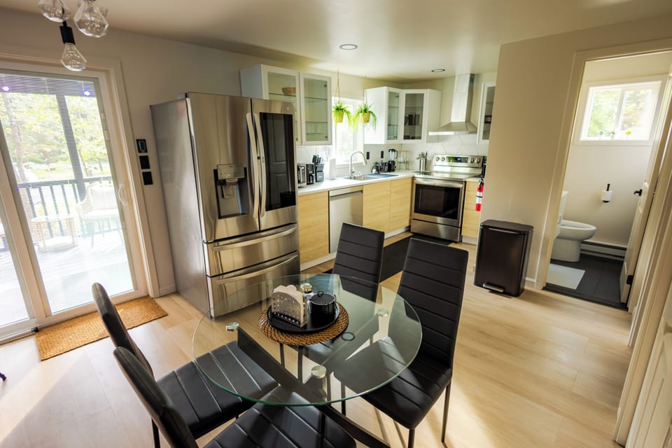 Full Kitchen w/ dining area