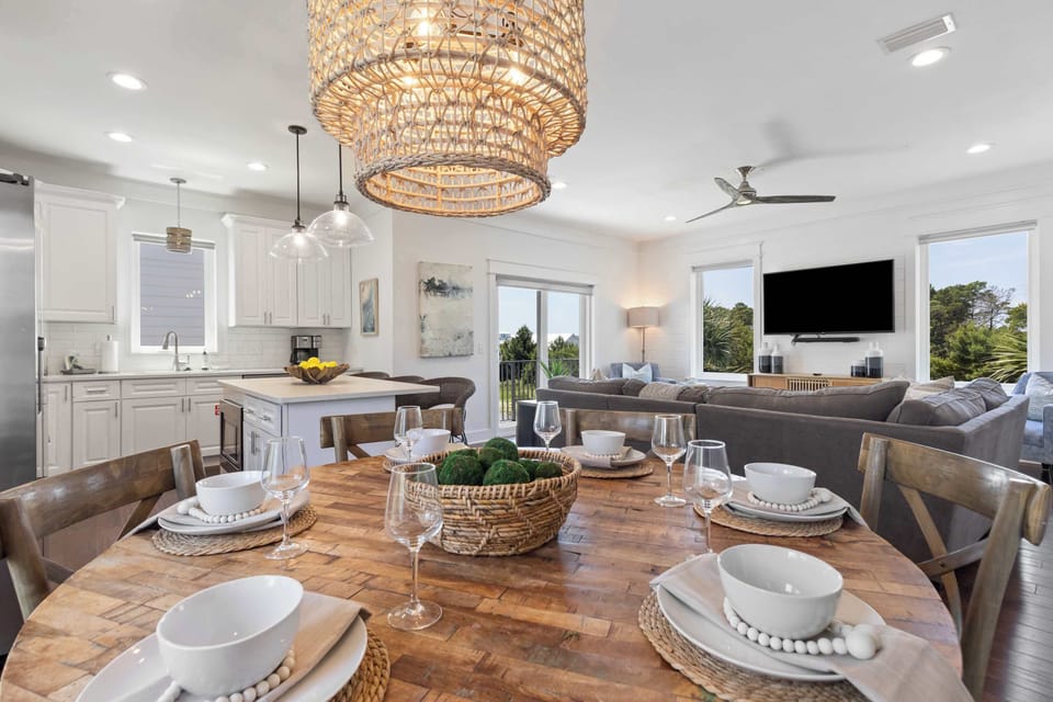 Dining area: Table seating for 6 plus 3 barstools