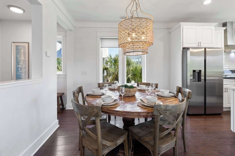 Dining area: Table seating for 6 plus 3 barstools