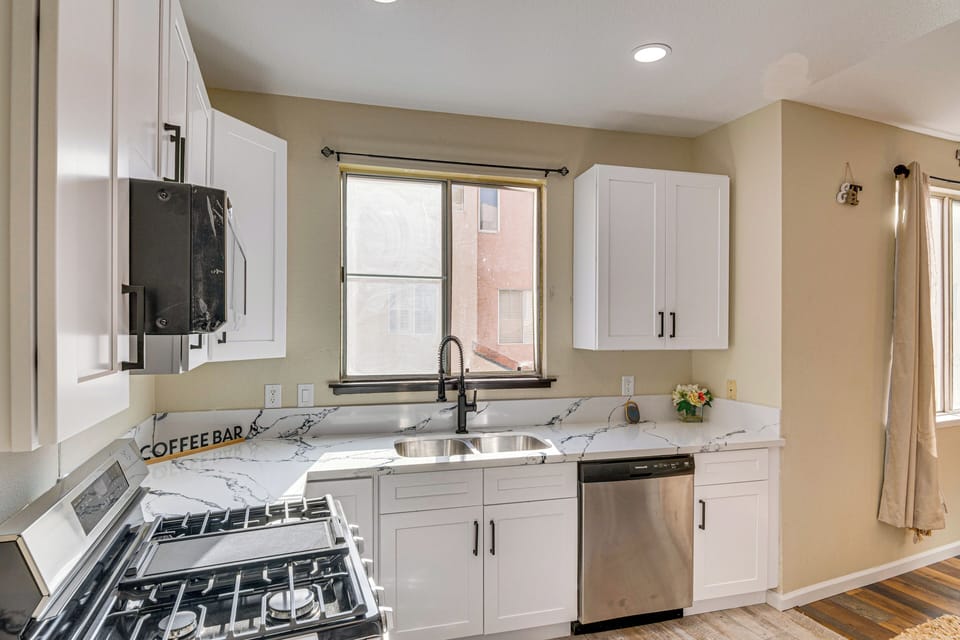 Kitchen | 2nd Floor | Coffee Maker | Toaster | Cooking Basics
