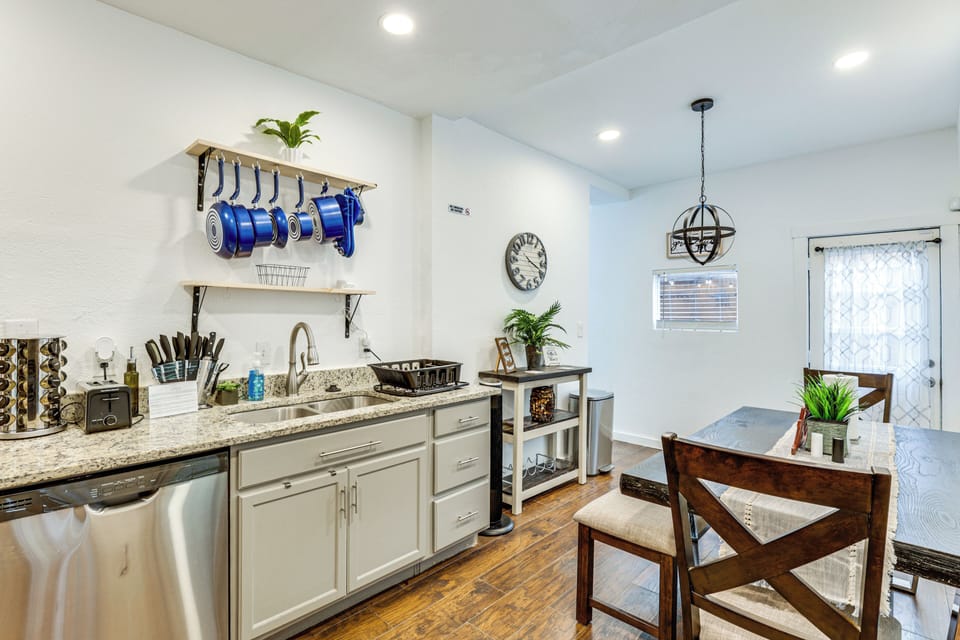 Kitchen | Toaster | Keurig Coffee Maker (Starter Coffee Provided)